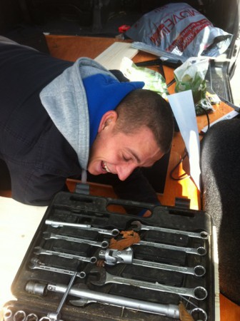 macho am verzwiifle mit denä blödä schrubä :-)